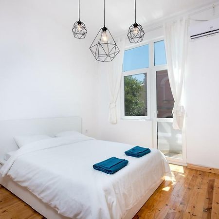 The White Apartment - Bogoridi Main Street Burgas Exterior photo